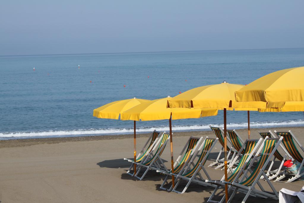 Camping Casa Di Caccia Hotel Marina Di Bibbona Buitenkant foto